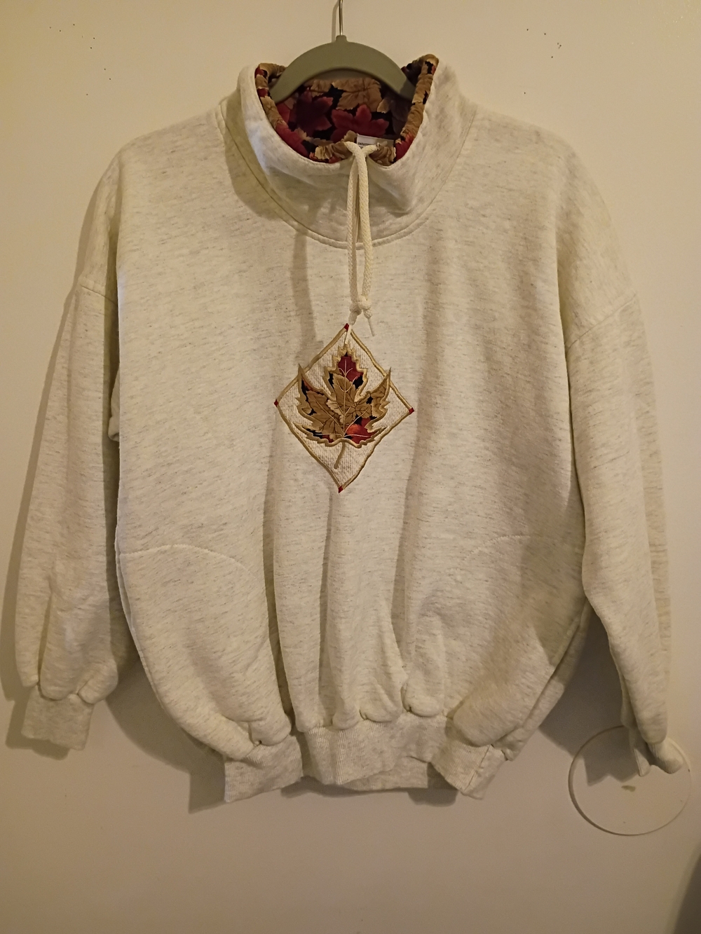 VTG Cityscape Cream Cowl Neck Pullover Sweatshirt Leaf Embroidery Pockets Sz M